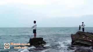 Морская рыбалка на Ao Pakarang Koh Samet каяк фишинг по волне Rayong и прибрежные трофеи