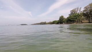 Рыбацкая деревушка на Klong Muang Beach Krabi лодки на песке и спокойная жизнь у моря