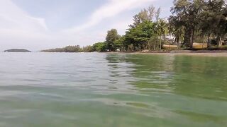 Рыбацкая деревушка на Klong Muang Beach Krabi лодки на песке и спокойная жизнь у моря