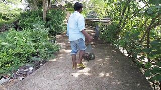 Рыбацкая деревушка на Klong Muang Beach Krabi лодки на песке и спокойная жизнь у моря