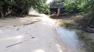 Рыбацкая деревушка на Klong Muang Beach Krabi лодки на песке и спокойная жизнь у моря