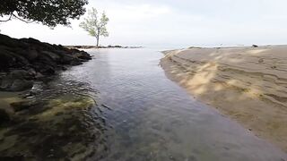 Рыбацкая деревушка на Klong Muang Beach Krabi лодки на песке и спокойная жизнь у моря