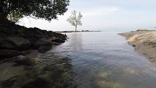 Рыбацкая деревушка на Klong Muang Beach Krabi лодки на песке и спокойная жизнь у моря