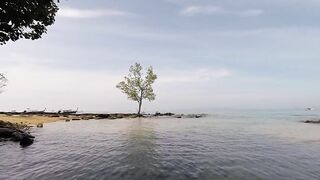 Рыбацкая деревушка на Klong Muang Beach Krabi лодки на песке и спокойная жизнь у моря