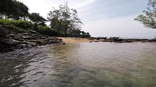 Рыбацкая деревушка на Klong Muang Beach Krabi лодки на песке и спокойная жизнь у моря