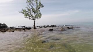 Рыбацкая деревушка на Klong Muang Beach Krabi лодки на песке и спокойная жизнь у моря
