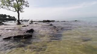 Рыбацкая деревушка на Klong Muang Beach Krabi лодки на песке и спокойная жизнь у моря