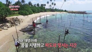[Sri Lanka] Unawatuna stilt fishing рыбаки на сваях и волна Индийского океана у берега