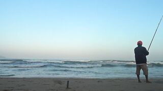 Fishing in My Khe Da Nang пляжная ловля на удочку и виды Вьетнама в 4k с берега