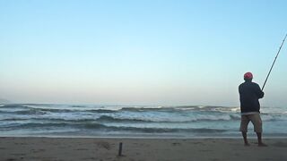 Fishing in My Khe Da Nang пляжная ловля на удочку и виды Вьетнама в 4k с берега