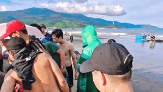 [4K 60fps] Da Nang вытаскиваем морской невод на берег и смотрим какой улов достали местные рыбаки