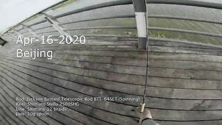 Freshwater fishing в Пекине, Китай спокойная рыбалка в городском парке среди высоток