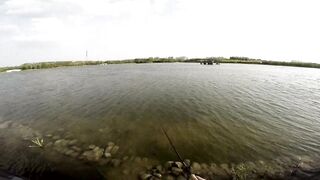 Freshwater fishing в Пекине, Китай спокойная рыбалка в городском парке среди высоток