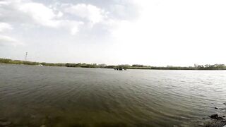 Freshwater fishing в Пекине, Китай спокойная рыбалка в городском парке среди высоток