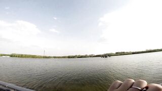 Freshwater fishing в Пекине, Китай спокойная рыбалка в городском парке среди высоток