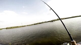 Freshwater fishing в Пекине, Китай спокойная рыбалка в городском парке среди высоток