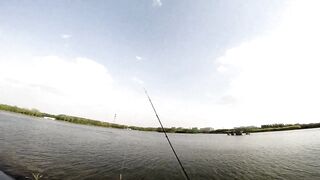 Freshwater fishing в Пекине, Китай спокойная рыбалка в городском парке среди высоток