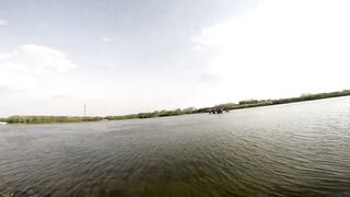 Freshwater fishing в Пекине, Китай спокойная рыбалка в городском парке среди высоток