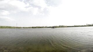 Freshwater fishing в Пекине, Китай спокойная рыбалка в городском парке среди высоток