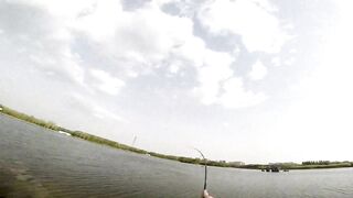 Freshwater fishing в Пекине, Китай спокойная рыбалка в городском парке среди высоток