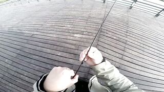 Freshwater fishing в Пекине, Китай спокойная рыбалка в городском парке среди высоток