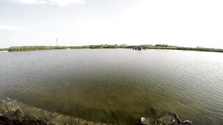 Freshwater fishing в Пекине, Китай спокойная рыбалка в городском парке среди высоток
