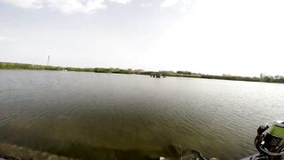 Freshwater fishing в Пекине, Китай спокойная рыбалка в городском парке среди высоток