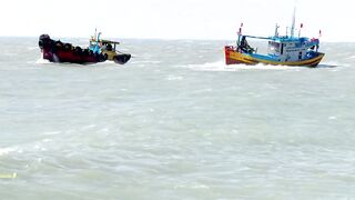 Lagi Bình Thuận Viet Nam рыбалка на рыбу dìa с волнореза в ветреный день у берега Южного Китая