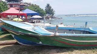 Unawatuna Sri Lanka старый деревянный рыбацкий бот в море и жизнь маленькой прибрежной деревни