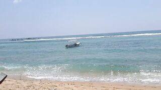 Unawatuna Sri Lanka старый деревянный рыбацкий бот в море и жизнь маленькой прибрежной деревни