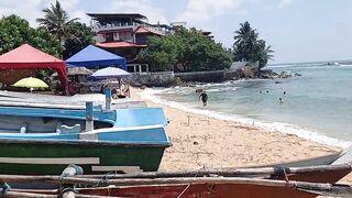 Unawatuna Sri Lanka старый деревянный рыбацкий бот в море и жизнь маленькой прибрежной деревни
