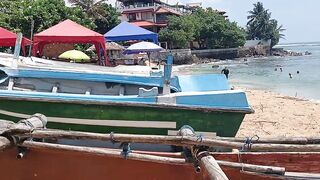 Unawatuna Sri Lanka старый деревянный рыбацкий бот в море и жизнь маленькой прибрежной деревни