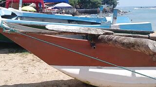 Unawatuna Sri Lanka старый деревянный рыбацкий бот в море и жизнь маленькой прибрежной деревни