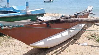Unawatuna Sri Lanka старый деревянный рыбацкий бот в море и жизнь маленькой прибрежной деревни