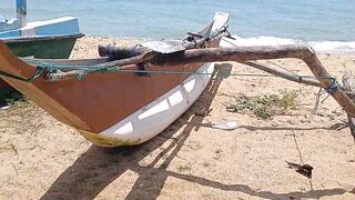 Unawatuna Sri Lanka старый деревянный рыбацкий бот в море и жизнь маленькой прибрежной деревни