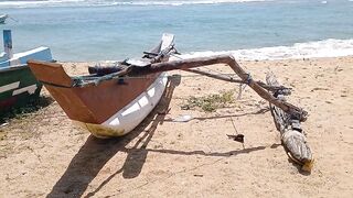 Unawatuna Sri Lanka старый деревянный рыбацкий бот в море и жизнь маленькой прибрежной деревни