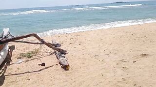 Unawatuna Sri Lanka старый деревянный рыбацкий бот в море и жизнь маленькой прибрежной деревни