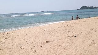 Unawatuna Sri Lanka старый деревянный рыбацкий бот в море и жизнь маленькой прибрежной деревни