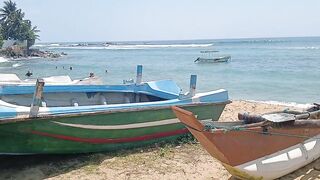 Unawatuna Sri Lanka старый деревянный рыбацкий бот в море и жизнь маленькой прибрежной деревни