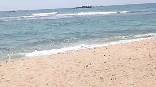 Unawatuna Sri Lanka старый деревянный рыбацкий бот в море и жизнь маленькой прибрежной деревни