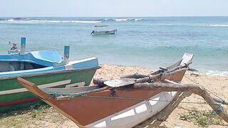 Unawatuna Sri Lanka старый деревянный рыбацкий бот в море и жизнь маленькой прибрежной деревни