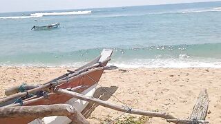 Unawatuna Sri Lanka старый деревянный рыбацкий бот в море и жизнь маленькой прибрежной деревни