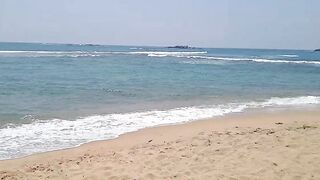 Unawatuna Sri Lanka старый деревянный рыбацкий бот в море и жизнь маленькой прибрежной деревни