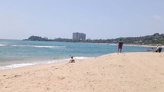 Unawatuna Sri Lanka старый деревянный рыбацкий бот в море и жизнь маленькой прибрежной деревни