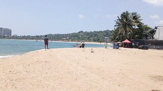 Unawatuna Sri Lanka старый деревянный рыбацкий бот в море и жизнь маленькой прибрежной деревни