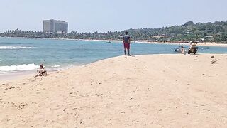 Unawatuna Sri Lanka старый деревянный рыбацкий бот в море и жизнь маленькой прибрежной деревни