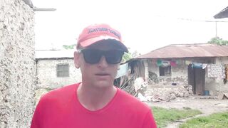 Деревня Chwaka Zanzibar рыбацкий быт лодки на отливе сети на песке и жизнь у лагуны