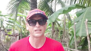 Деревня Chwaka Zanzibar рыбацкий быт лодки на отливе сети на песке и жизнь у лагуны