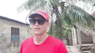 Деревня Chwaka Zanzibar рыбацкий быт лодки на отливе сети на песке и жизнь у лагуны