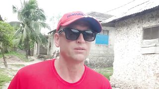 Деревня Chwaka Zanzibar рыбацкий быт лодки на отливе сети на песке и жизнь у лагуны